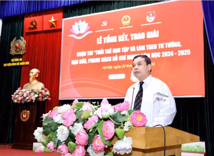 Vụ trưởng Vụ Học sinh, sinh viên (Bộ GD&amp;ĐT) Hoàng Đức Minh phát biểu khai mạc buổi lễ (Ảnh: Bộ GD&amp;ĐT).