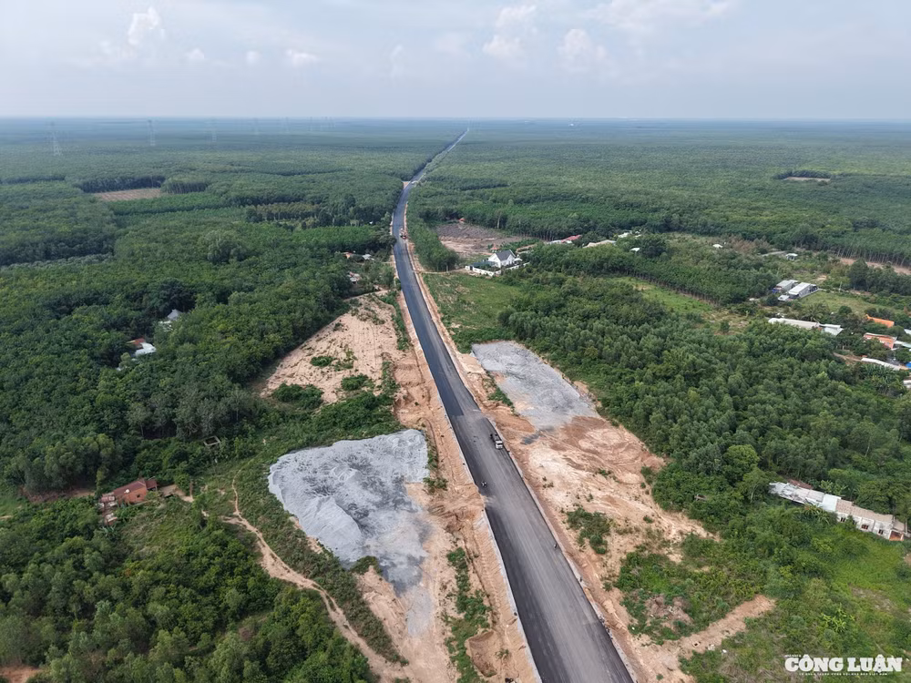 Ảnh 2.Tháo gỡ những khó khăn về mặt bằng, vật liệu xây dựng để các dự án trọng điểm phía Nam về đích đúng tiến độ.