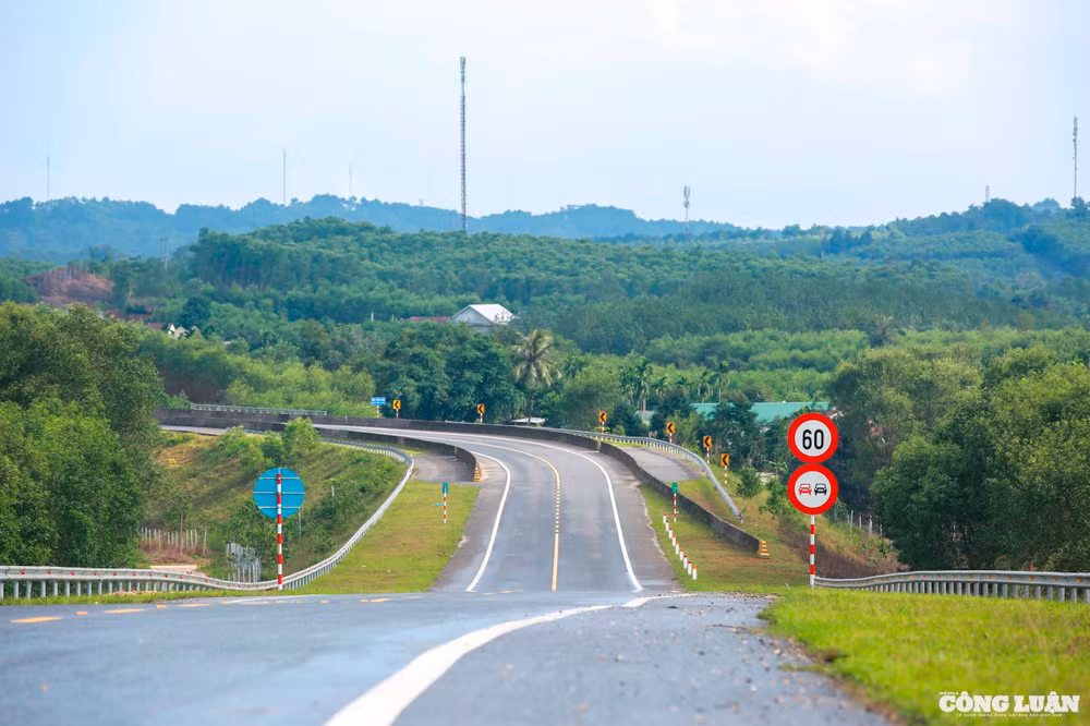 Điểm đầu kết nối với điểm cuối của cao tốc Cam Lộ - La Sơn (thuộc xã Lộc Sơn, huyện Phú Lộc, TP Huế). Điểm cuối tại nút giao Hòa Liên kết nối với điểm đầu tuyến Hòa Liên - Túy Loan (thuộc địa phận xã Hòa Liên, huyện Hòa Vang, TP Đà Nẵng).