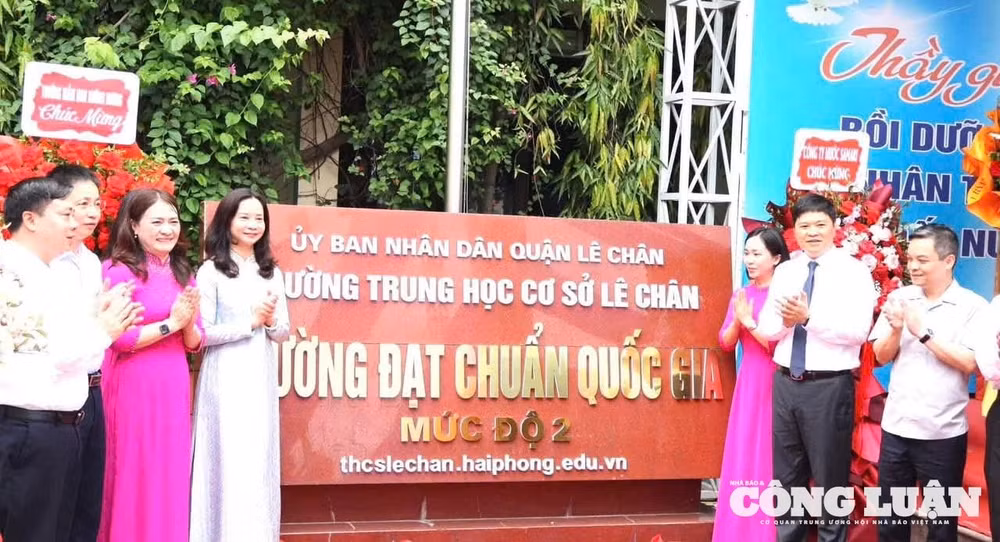 Các đại biểu thực hiện nghi thức gắn biển công nhận Trường đạt chuẩn quốc gia mức độ 2