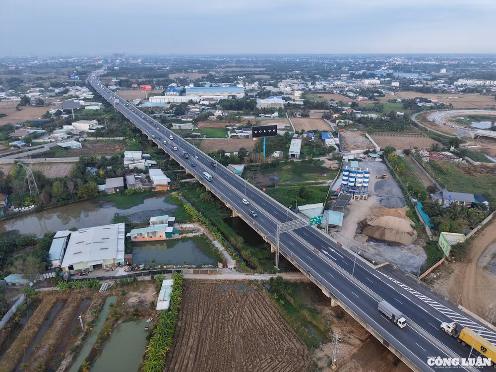 Dòng phương tiện di chuyển trên cao tốc TP.Hồ Chí Minh - Trung Lương - Mỹ Thuận.