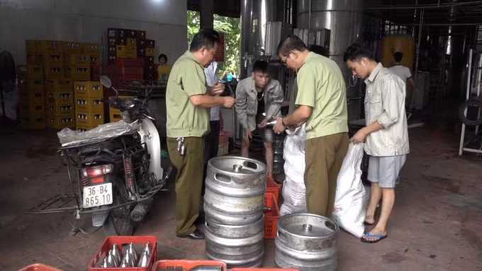 Đội quản lý thị trường số 24 (Cục Quản lý thị trường Hà Nội) tiến hành kiểm đếm tang vật. Ảnh Hà Long.
