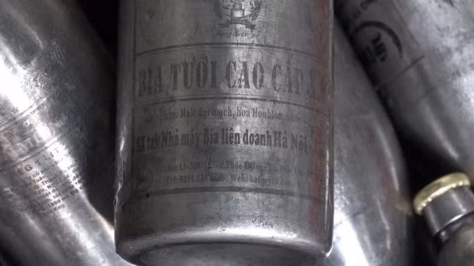 Tại đây cơ quan chức năng phát hiện và thu giữ nhiều vỏ keg bia của các hãng bia nổi tiếng, Ảnh Hà Long.