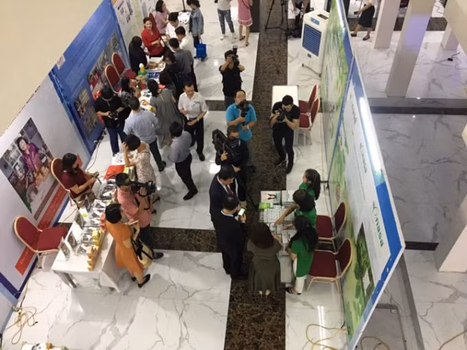 Các đại biểu và khách tham quan Chợ công nghệ và thiết bị chuyên ngành sinh học (Biotechmart 2019). Ảnh: Lê Nam