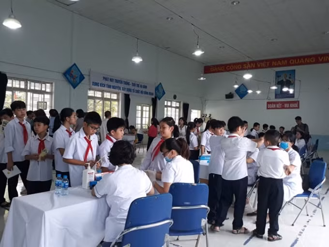 Học sinh trường Tiểu học Hạ Đình và học sinh trường THCS Hạ Đình được khám sức khỏe tổng quát miễn phí ngay tại trường. Ảnh: TL