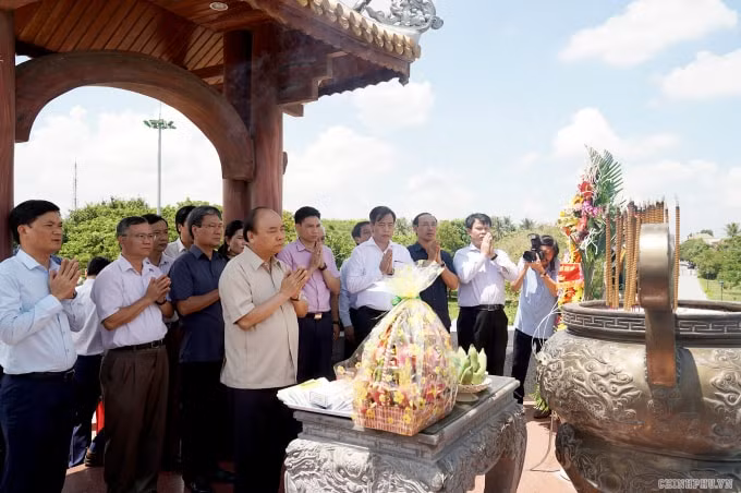 Thủ tướng Chính phủ Nguyễn Xuân Phúc và Đoàn công tác dâng hương, dâng hoa tại Di tích Thành cổ Quảng Trị. Ảnh: VGP