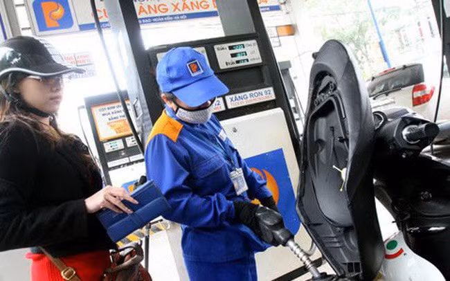 Từ 15h hôm nay 16/9, giá xăng E5RON92 về mức 19.114 đồng/lít; Xăng RON95 là 20.143 đồng/lít. (Ảnh minh họa)