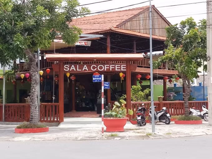 Quán cà phê xây dựng không phép và không phù hợp quy hoạch ngang nhiên tồn tại dù bị buộc tháo dỡ.