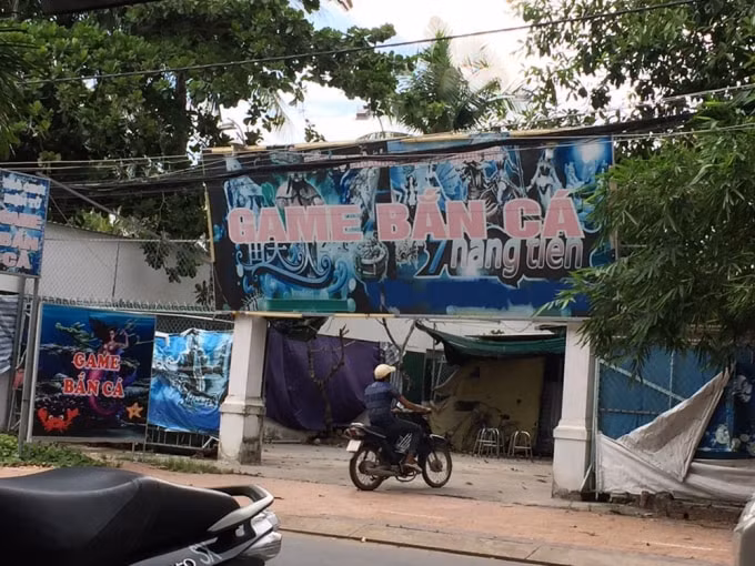 Đa số cơ sở game bắn cá đều sử dụng màng che kín bên ngoài và bố trí người canh gác.