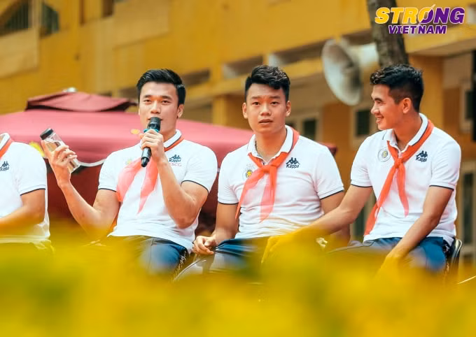 Thủ môn quốc dân Bùi Tiến Dũng khiến nhiều em học sinh phấn khích với phần trả lời của mình