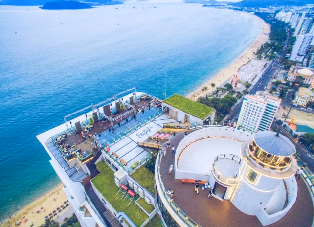 Skylight Club – quán bar sôi động bậc nhất và cũng nằm ở vị trí cao nhất Nha Trang, trên tầng thượng khách sạn Havana