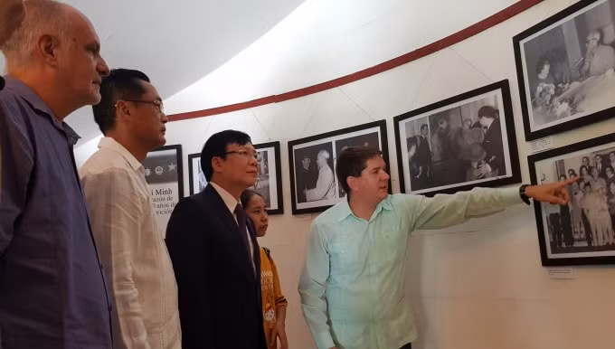 Đoàn đại biểu dự triển lãm ảnh Hồ Chí Minh và Cuba (Ảnh: Hòa Mi)