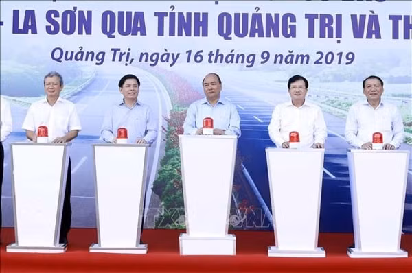 Thủ tướng Nguyễn Xuân Phúc và các đại biểu thực hiện nghi thức khởi công đoạn tuyến cao tốc Cam Lộ - La Sơn. Ảnh: TTXVN