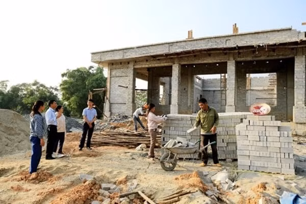 MTTQ xã Định Trung (TP Vĩnh Yên, tỉnh Vĩnh Phúc) giám sát quá trình thi công nhà văn hóa, đảm bảo chất lượng công trình. Ảnh: mattran.org.vn