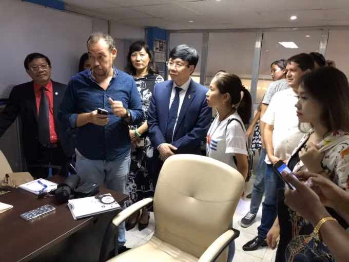 Đoàn đại biểu của Hội Nhà báo Việt Nam thăm trường Đại học Havana. Ảnh: Hòa Mi