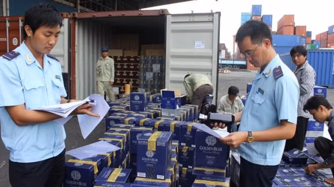 Phó Thủ tướng yêu cầu các lực lượng chức năng tăng cường công tác kiểm tra, kiểm soát, xử lý nghiêm các hành vi sản xuất, kinh doanh hàng hóa xâm phạm quyền sở hữu trí tuệ. Ảnh: internet