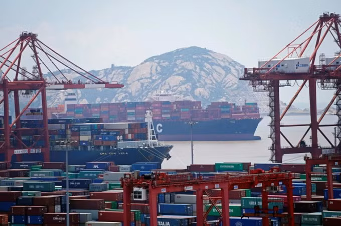 Hình ảnh tại một bến cảng ở Thượng Hải, Trung Quốc. Ảnh: Reuters