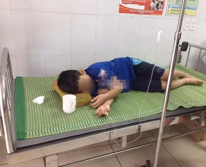 Một học sinh bị ngộ độc được điều trị tại BV. Ảnh: BV