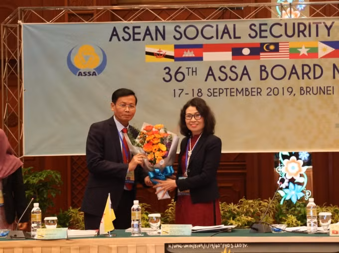 Chủ tịch ASSA nhiệm kỳ 2018-2019, Thứ trưởng, Tổng Giám đốc BHXH Việt Nam Nguyễn Thị Minh chuyển giao chức Chủ tịch ASSA cho đại diện Quỹ tín thác cho người lao động - ETF.