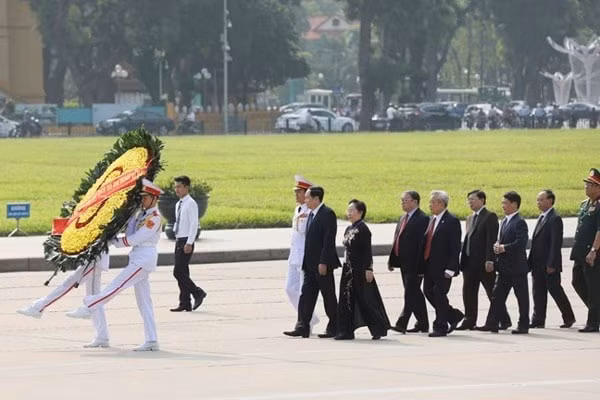 Đoàn Đại biểu dự Đại hội đại biểu toàn quốc MTTQ Việt Nam lần thứ IX, nhiệm kỳ 2019 - 2024 vào viếng lăng Chủ tịch Hồ Chí Minh. Ảnh: tapchimattran.vn
