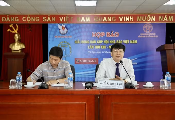 Đồng chí Hồ Quang Lợi, Phó Chủ tịch Thường trực Hội Nhà báo Việt Nam- Trưởng Ban Tổ chức Giải Bóng bàn Cúp Hội Nhà báo Việt Nam lần thứ XIII - năm 2019 và đồng chí Nguyễn Phúc Anh, Phó Trưởng phòng Quản lý Thể dục Thể thao, Sở Văn hóa và Thể thao TP. Hà Nội tham dự và chủ trì cuộc họp báo. Ảnh: Sơn Hải