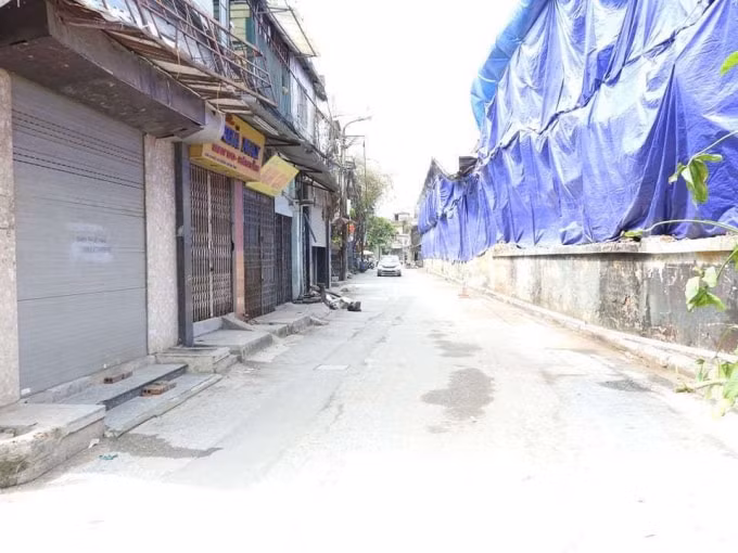 Nhà kho bị cháy của Công ty Rạng Đông ngày 12/9 được quây bạt kín mít, các nhà dân sát nhà kho đều khoá cửa im lìm. Ảnh TL.