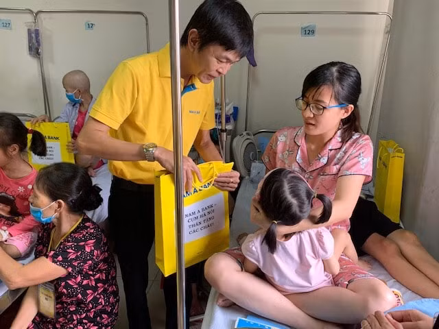 Cụm Nam A Bank Hà Nội tới thăm các em nhỏ đang điều trị ở Khoa Nhi, Bệnh viện Huyết học Truyền máu Trung ương