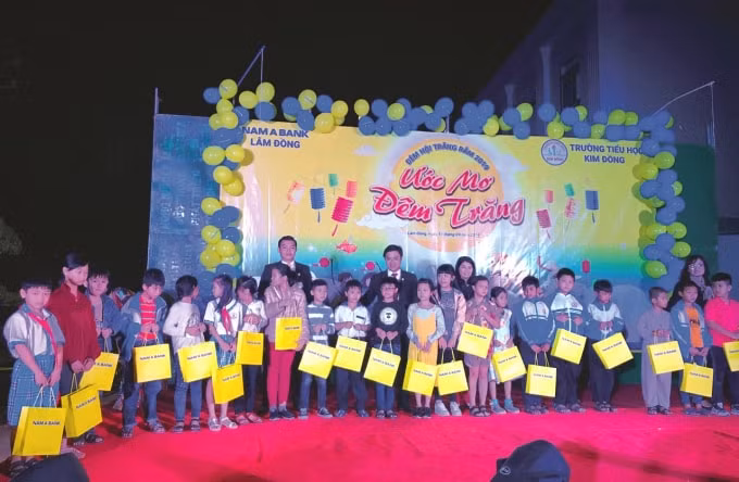 Đêm hội trăng rằm – Ước mơ đêm trăng đến với các em học sinh Trường Tiểu học Kim Đồng (huyện Đức Trọng) phấn khởi nhận quà tặng tại Đêm hội trăng rằm 2019.