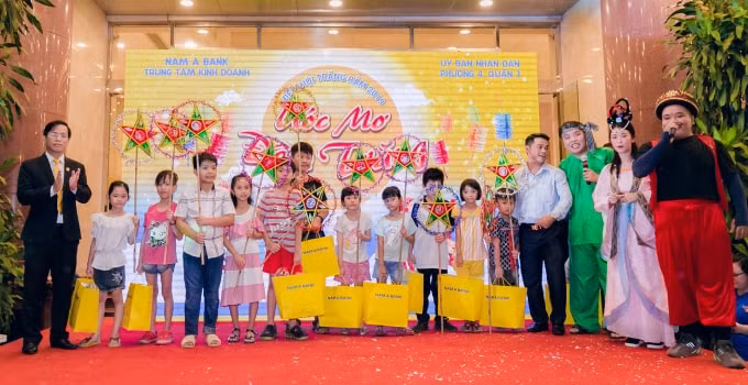 Tối 13/09, các em thiếu nhi trên địa bàn Phường 4, Quận 3, TP. HCM và khu vực lân cận đã có một đêm hội trăng rằm với nhiều hoạt động ý nghĩa tại Hội sở Nam A Bank