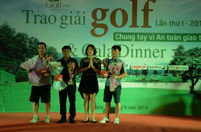 Ba golfer xếp thứ ba ở các bảng nhận cúp và phần thưởng từ BTC.