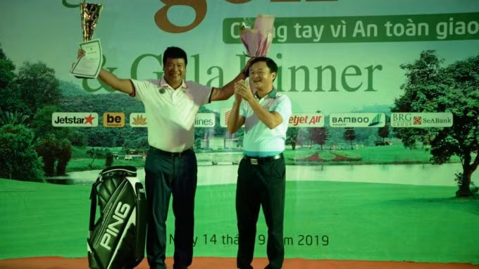 Tổng Biên tập Báo Giao thông trao giải Best Gross cho golfer Phạm Minh Phúc.