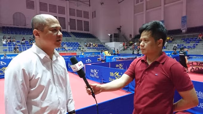Ông Phan Anh Tuấn (áo trắng) - Tổng Thư ký Liên đoàn Bóng bàn Việt Nam trả lời phóng viên báo chí. Ảnh: Nguyễn Hùng.