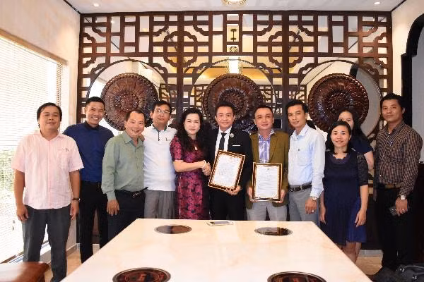 Ban thường trực CLB Doanh nhân Việt Nam chúc mừng Nam vương Huy Hoàng và Doanh nhân Phan Liên.