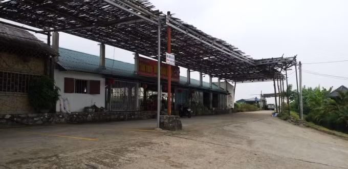 Công trình nhà hàng Tần Thủy xây dựng kiên cố trên hành lang mái đê