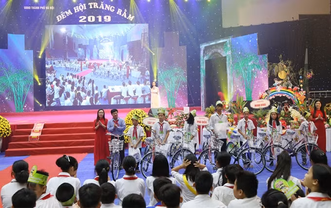 Phó Chủ tịch UBND TP. Hà Nội Ngô Văn Quý trao xe đạp cho trẻ em có hoàn cảnh đặc biệt vượt khó học giỏi. Ảnh: kinhtedothi.vn