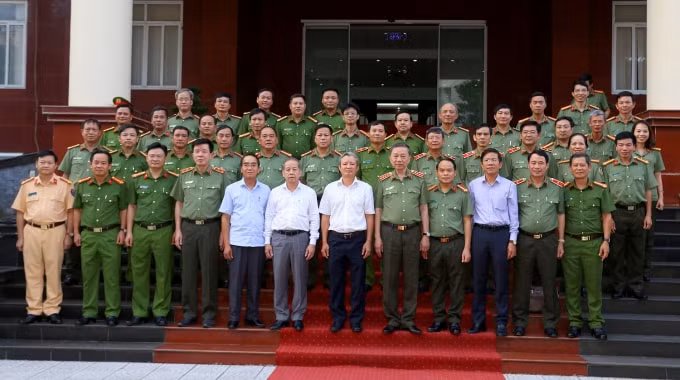 Đại tướng Tô Lâm Bộ trưởng Bộ Công an chụp ảnh lưu niệm với lãnh đạo tỉnh và lãnh đạo Công an tỉnh Thừa Thiên Huế.