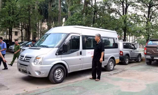 Ông Phiến đứng từ xa bấm khóa từ sau khi xuống xe mà không kiểm tra bên trong. Ảnh TL.