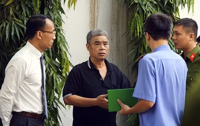 Tài xế Doãn Quý Phiến (áo đen) tại buổi thực nghiệm sáng 13/9 tuy nhiên vắng mặt bà Nguyễn Bích Quy. Ảnh TL.