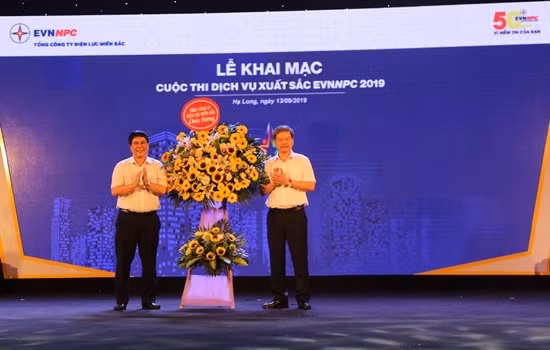 Ông Hồ Mạnh Tuấn - Thành viên HĐTV tặng hoa chúc mừng Hội thi