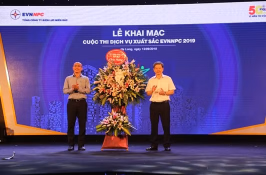Đại diện EVN tặng hoa chúc mừng Hội thi