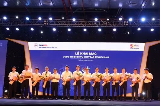 Phó Tổng giám đốc Lê Văn Trang và Chủ tịch Công đoàn Tổng công ty Nguyễn Văn Tiệp tặng hoa cho các đội thi.