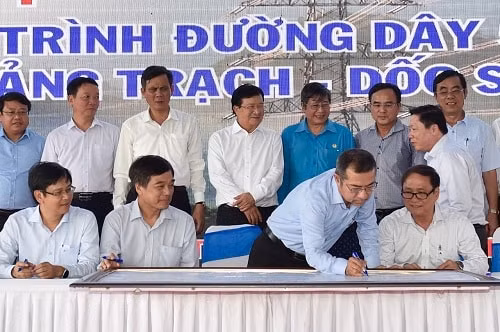 Phó Thủ tướng Trịnh Đình Dũng cùng lãnh đạo các bộ, ngành, địa phương chứng kiến Lễ ký giao ước thi đua - Ảnh: VGP