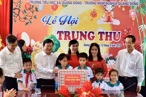 Kết thúc chuyến công tác, Phó Thủ tướng đã tham dự Lễ hội trung thu và tặng quà cho học sinh Trường Tiểu học, Trường mầm non xã Quảng Đông - Ảnh: VGP