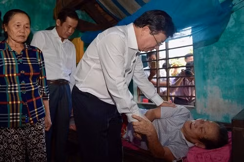 Cùng với đó, Phó Thủ tướng đã thăm, tặng quà cho ông Nguyễn Thanh Chữ - bệnh binh nặng hiện đang mắc bệnh hiểm nghèo tại thôn Đông Hưng, xã Quảng Đông, huyện Quảng Trạch - Ảnh: VGP