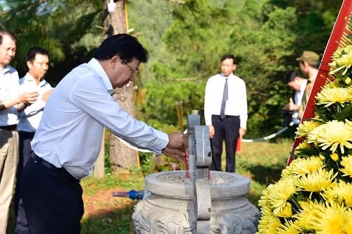Trong khuôn khổ chuyến công tác, Phó Thủ tướng Trịnh Đình Dũng đã viếng mộ Đại tướng Võ Nguyên Giáp. Ảnh: VGP