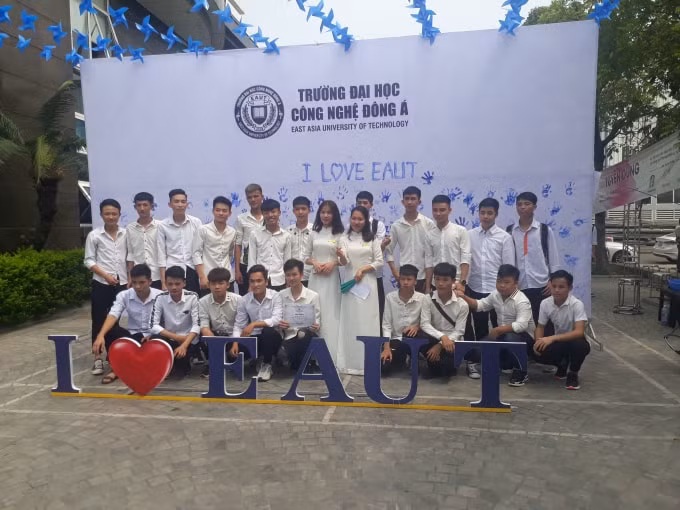 Các tân sinh viên chụp ảnh lưu niệm tại khuôn viên AEUT
