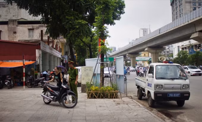 Kiên quyết xử lý mạnh tay đối với các trường hợp cố tình vi phạm, cản trở hành lang an toàn giao thông, thiếu ý thức trong việc chấp hành pháp luật.