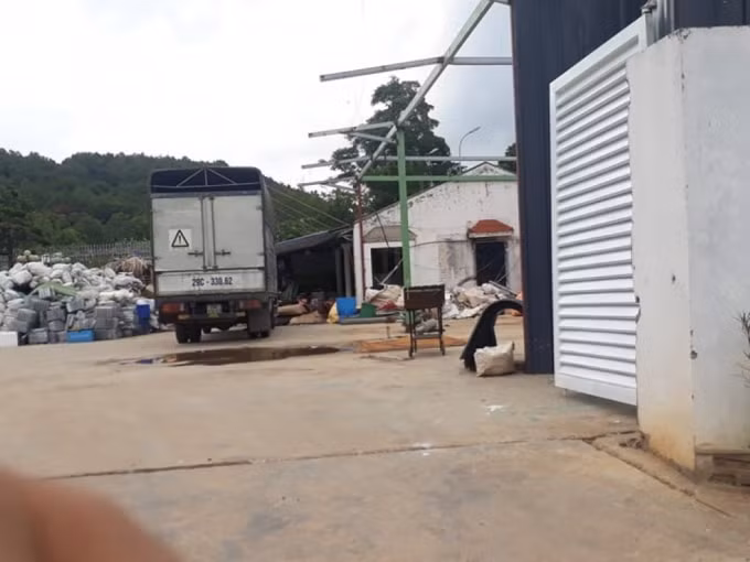 Công trình vi phạm của hộ gia đình ông Nguyễn Thanh Tuân vẫn tồn tại, trong khi Thanh tra xây dựng huyện trả lời “đã xử lý xong”.