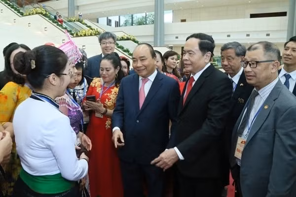 Thủ tướng Nguyễn Xuân Phúc, Chủ tịch MTTQ Việt Nam Trần Thanh Mẫn trò chuyện với đại biểu tham dự Đại hội