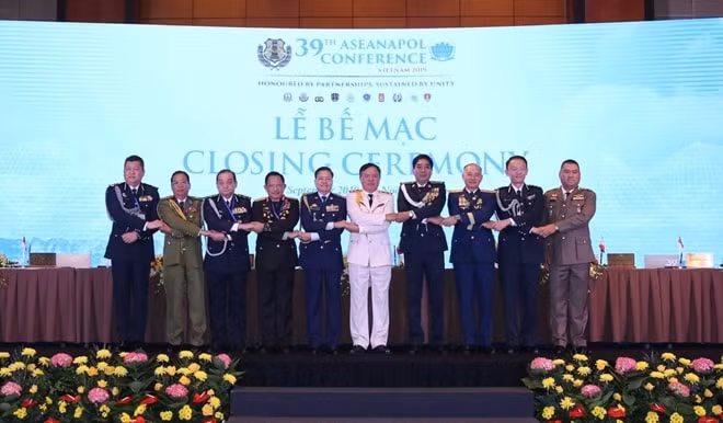 Các đại biểu tham dự Hội nghị chụp ảnh lưu niệm. Ảnh: CAND